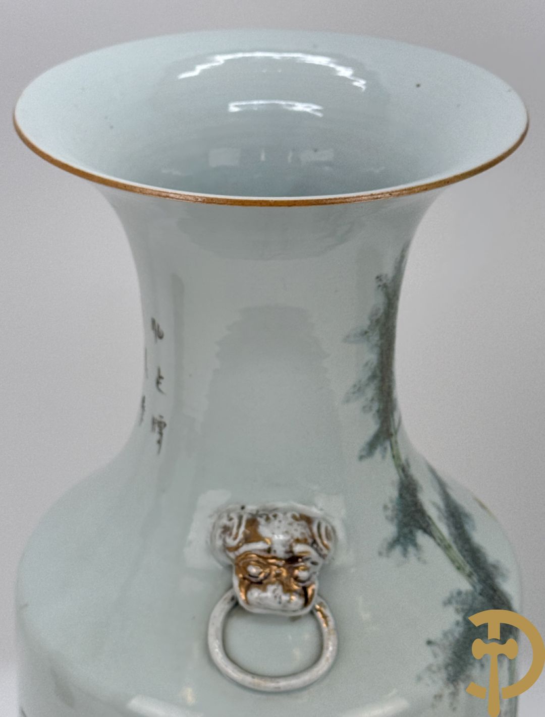 Paar Chinese porseleinen vazen met decor van dames in landschap