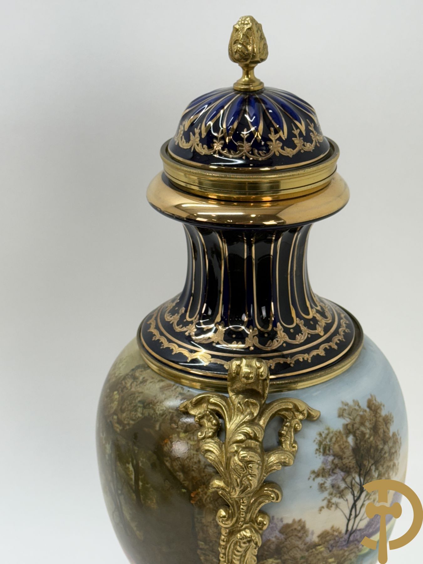 Paar Sèvres stijl vazen met bedrukt geanimeerd decor, naar Boucher