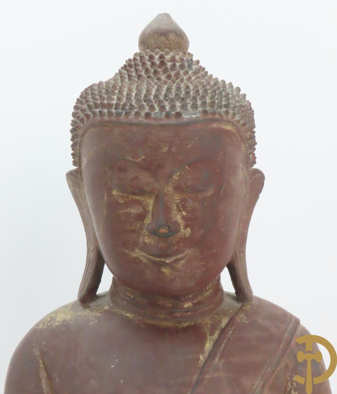 Houtgesculpteerde zittende boedha