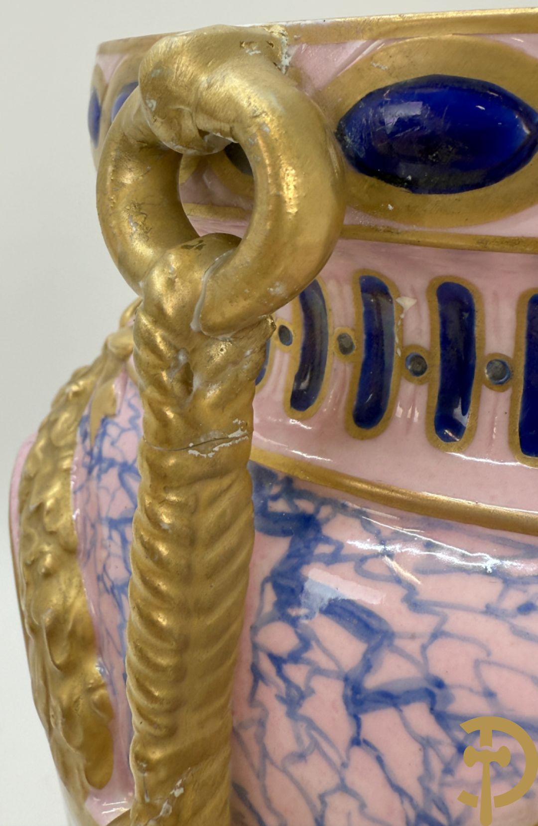 Franse porseleinen dekselpotiche bezet met decor van vogelmotieven en Louis XVI strikken, FB gemerkt