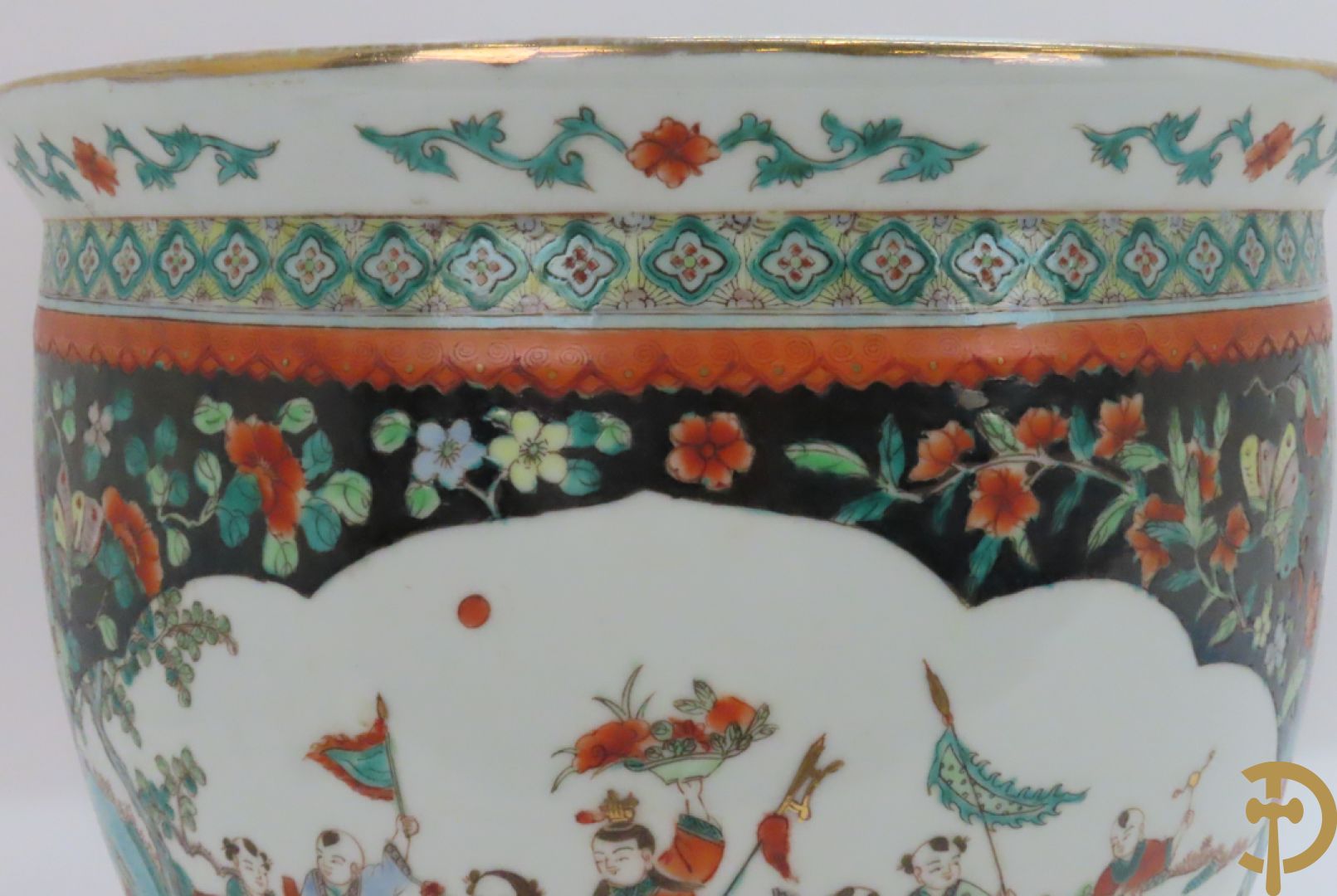 Chinese porseleinen cachepot met geanimeerd decor op zwarte fond met bloemen