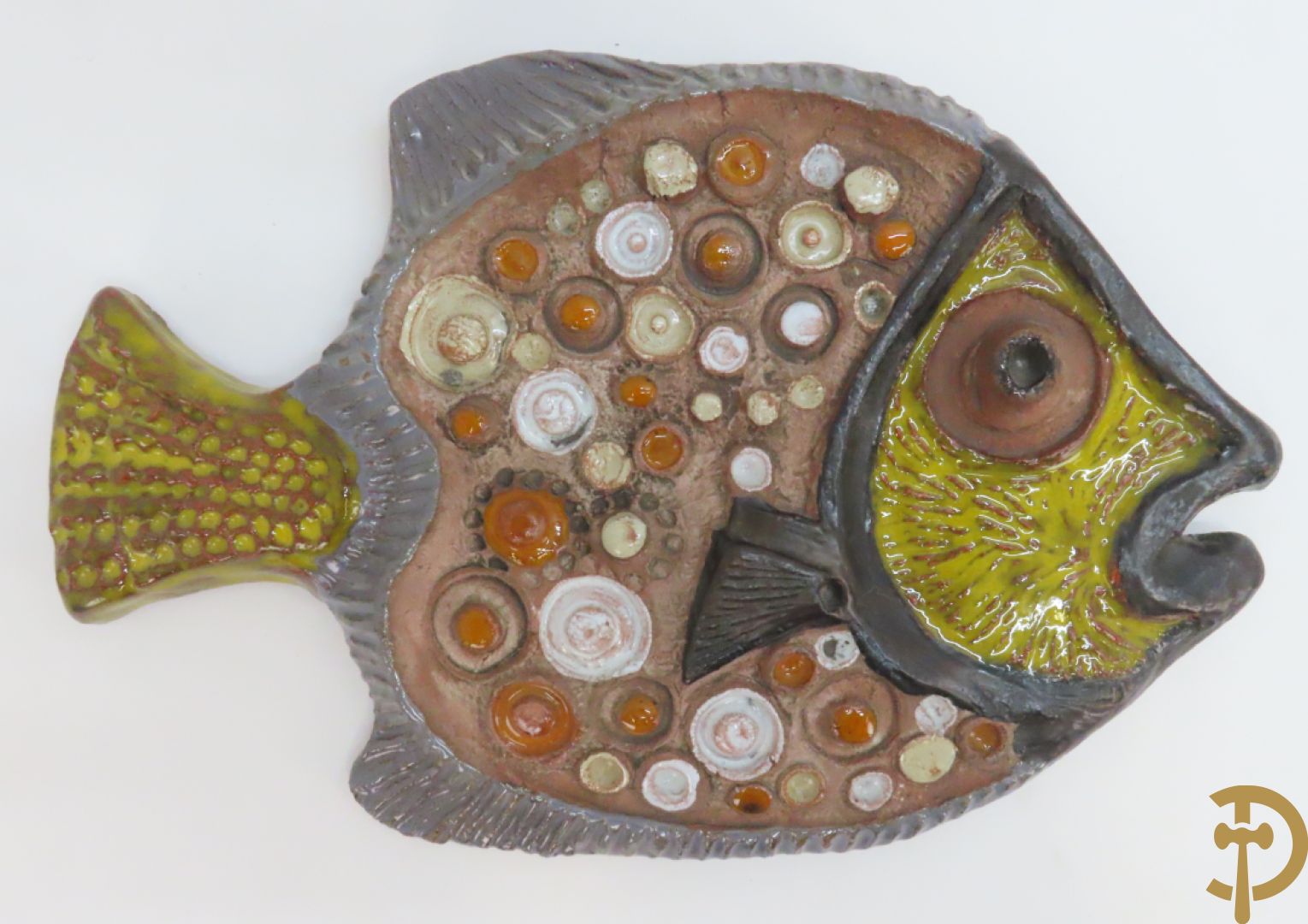 Zes vintage keramiek sculpturen w.o. zeemeermin van Amphora, keramieken vis, plakkette van doedelzakspeler, groepje met 5 kindjes, bord RP gemerkt en basrelief met vissen Vermeire P.