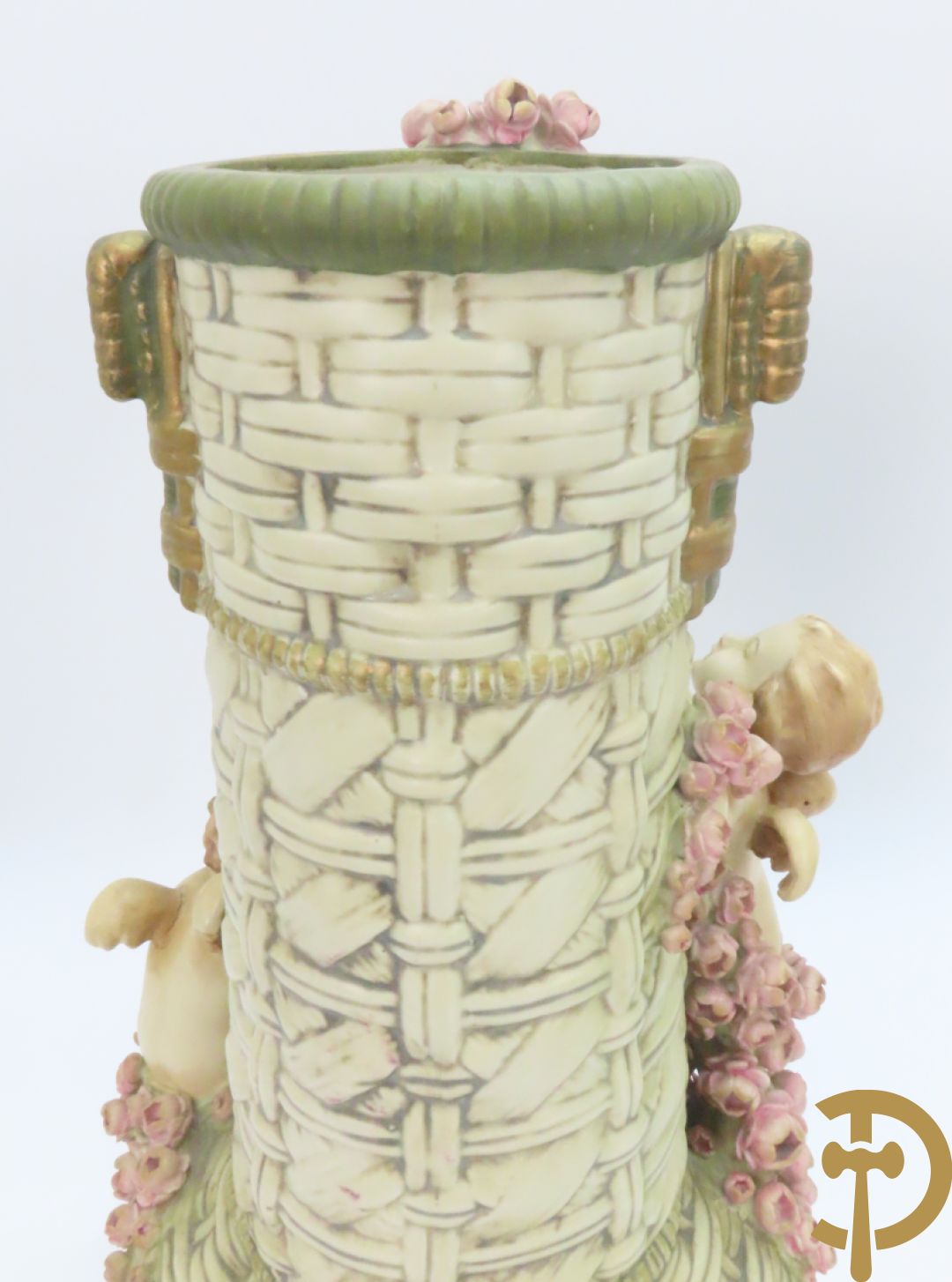 Paar meerkleurige faience vazen,  Austria gemerkt, met cupido