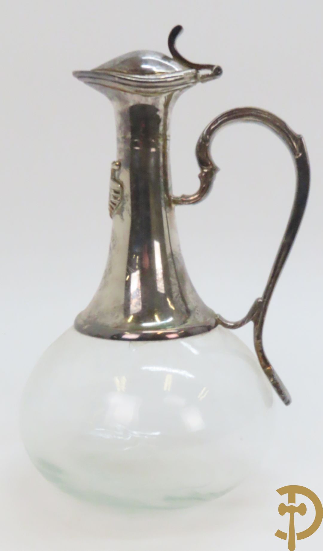 Twee decanteurs + olie- en azijnstel + 2 schenkkannen + twee-orig dekselpotje