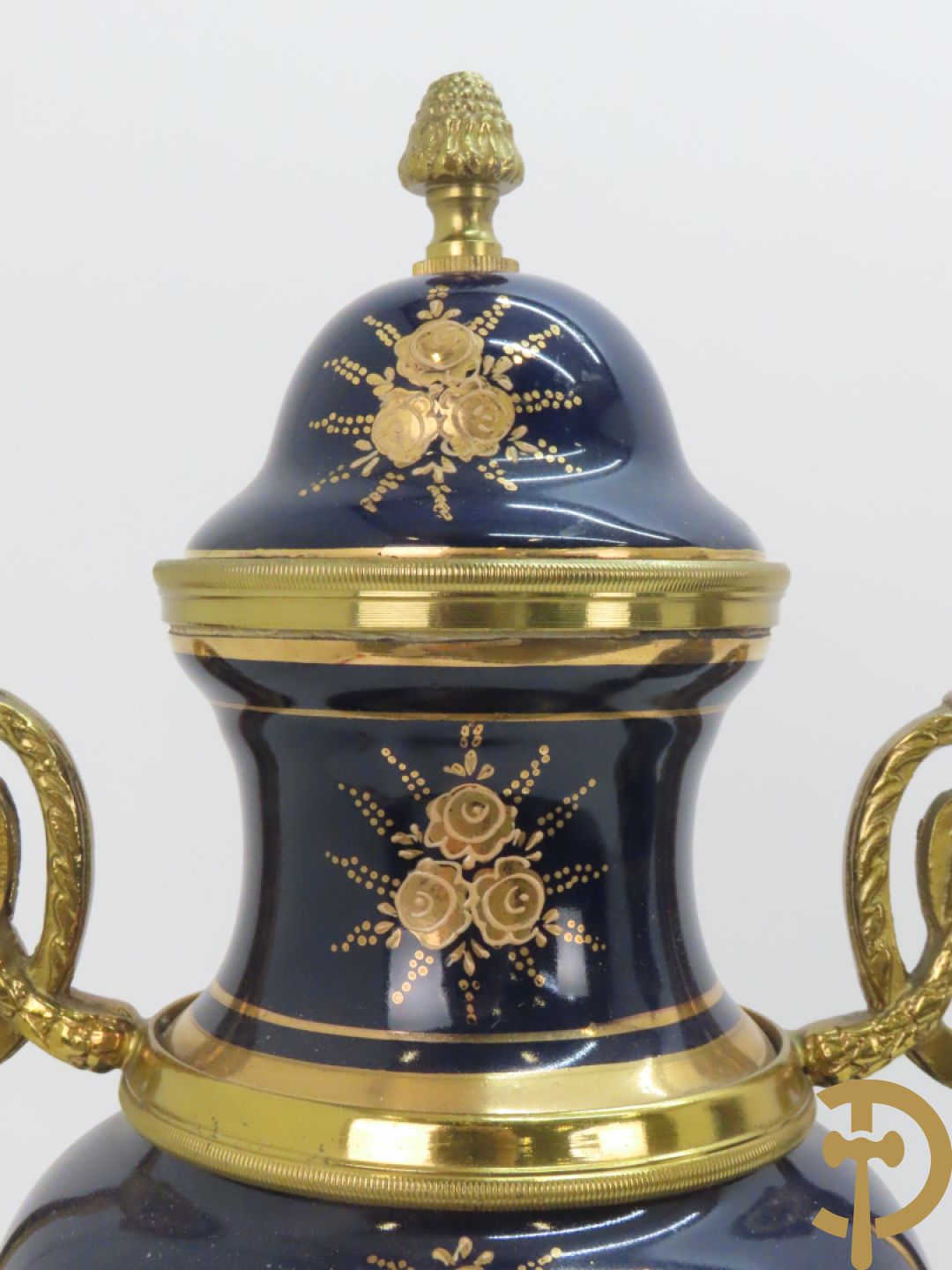 Paar kobaltblauwe dekselpotiches, Sèvres stijl