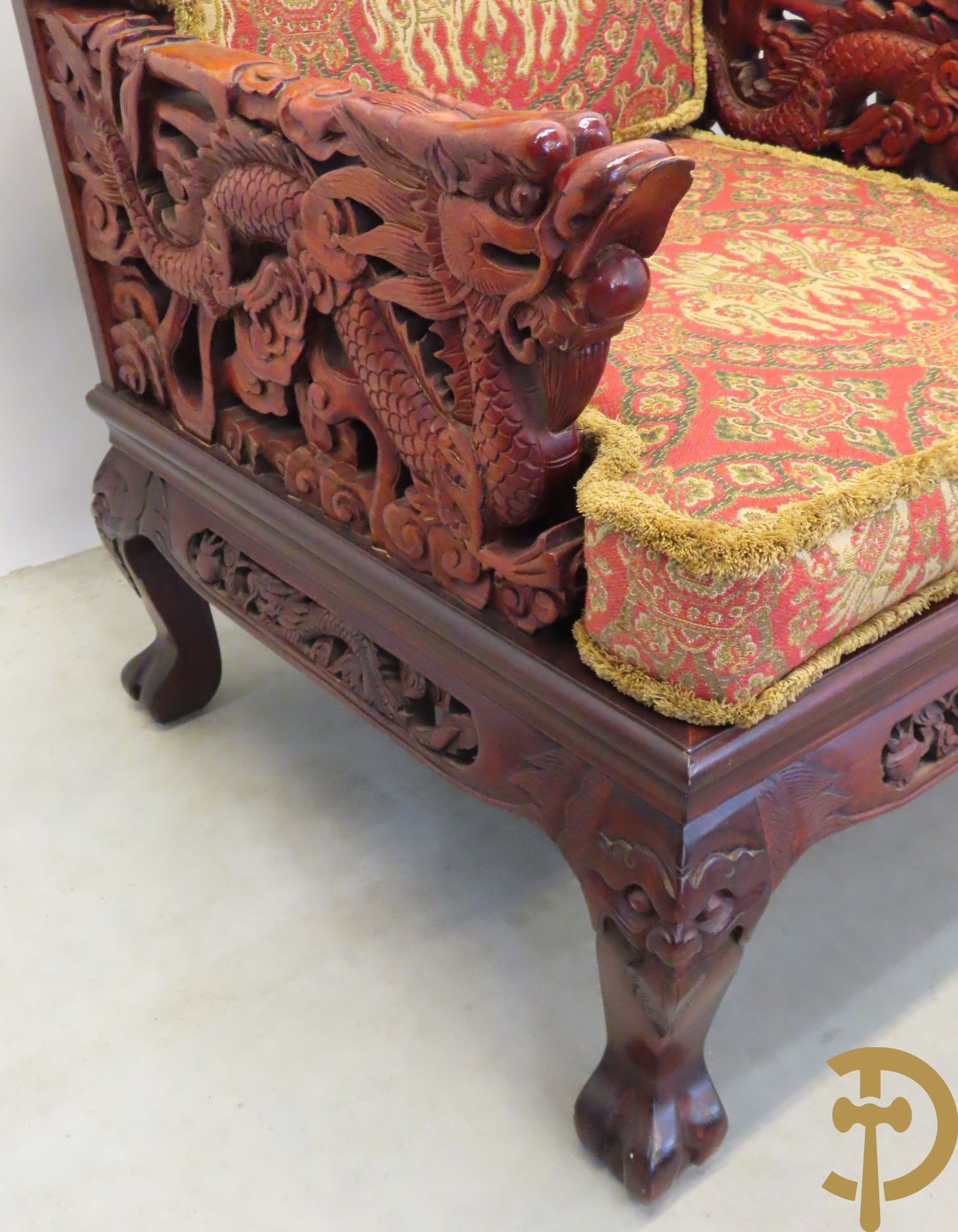 Aziatisch hardhouten salonensemble bestaande uit paar fauteuils met drakensculptuur en orientaalse motieven, paar lage banquettes, paar bijzettafels en salontafel