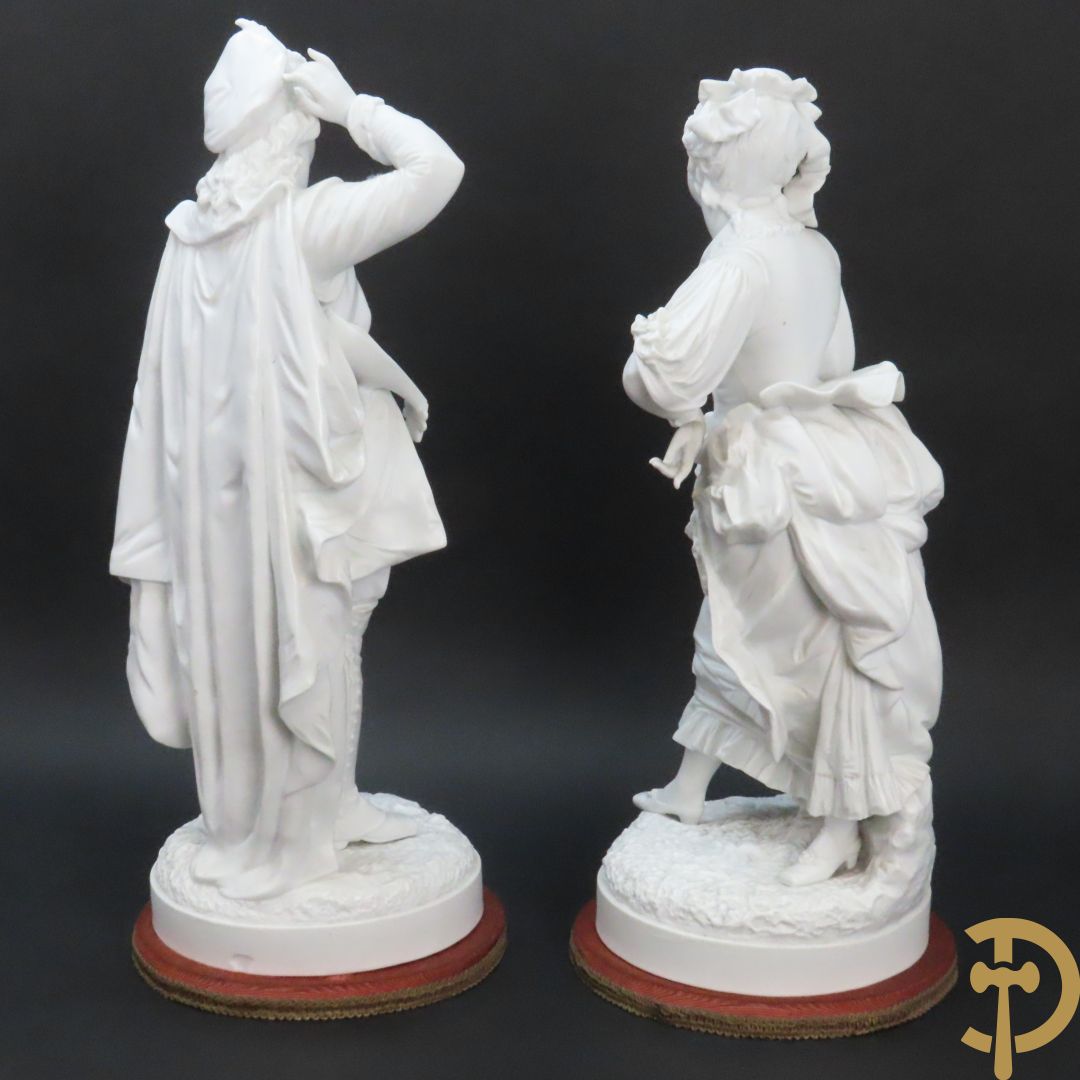 Paar grote witte biscuits van elegant koppel, onderaan gemerkt AM