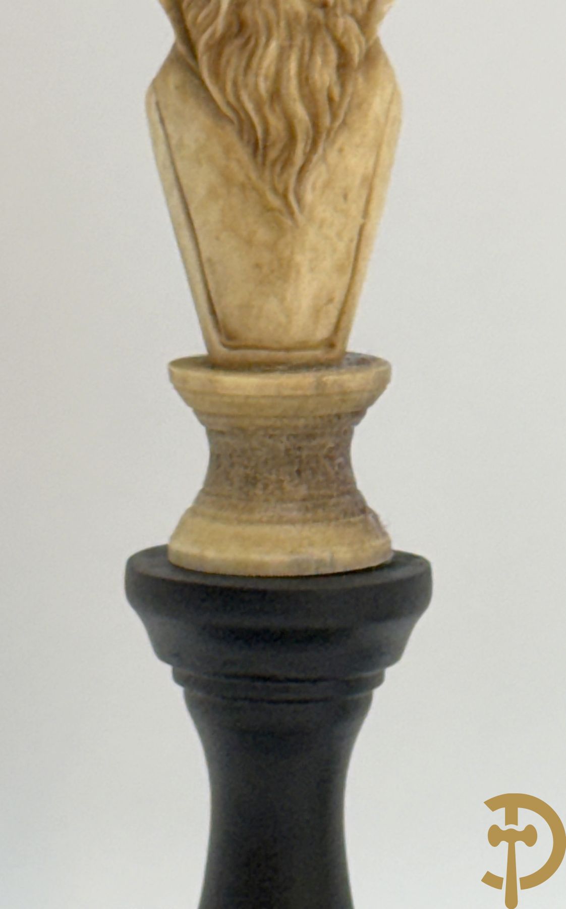 Twee handgesculpteerde hertegeweien in de vorm van een doodskop onder globe