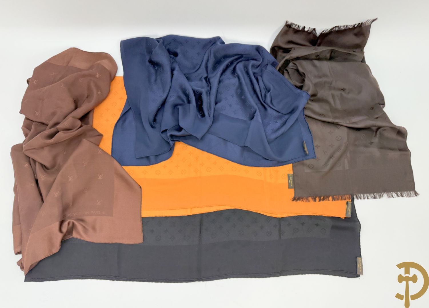 5 foulards Louis Vuitton (bruin, oranje, blauw en 2 zwarte)