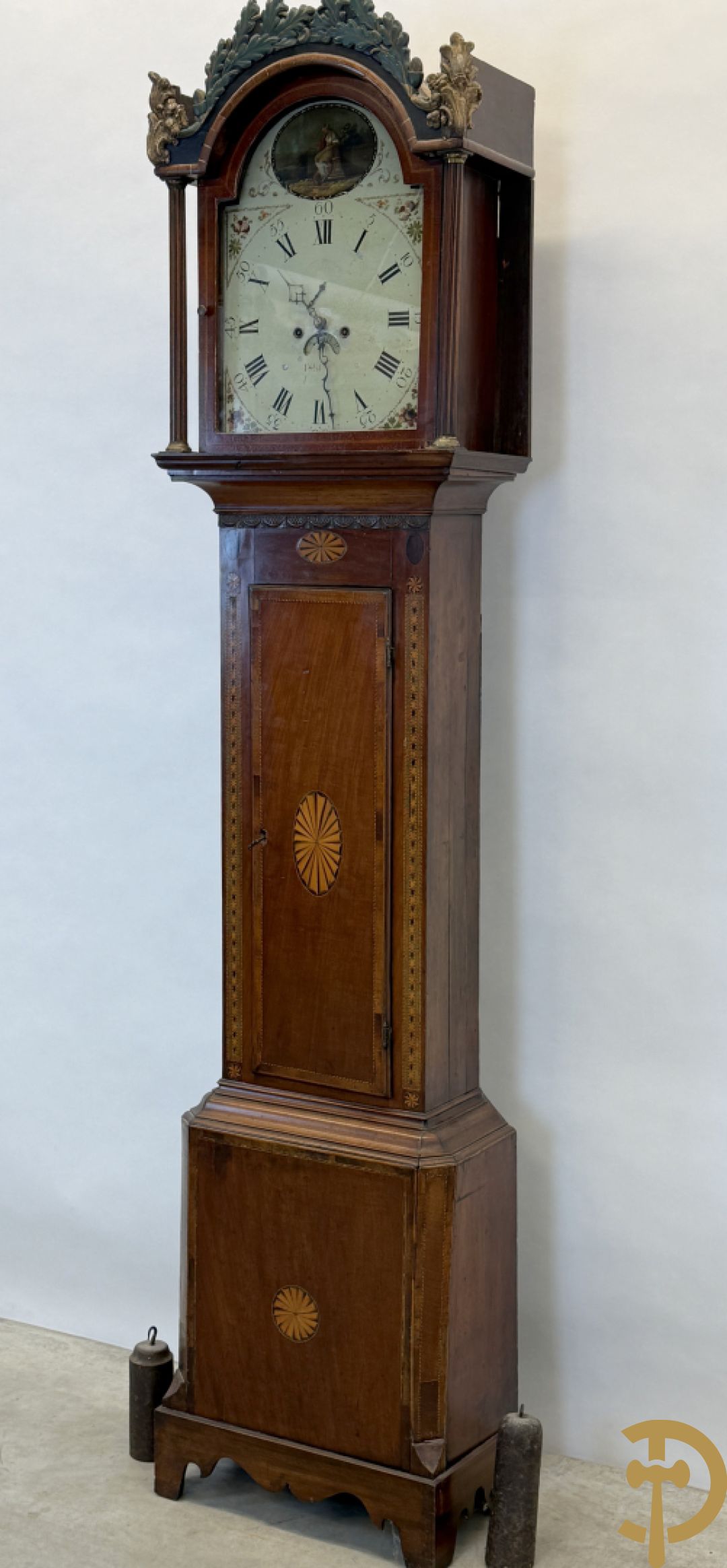 Engelse staande grootvadersklok met handbeschilderd tafereel in de wijzerplaat
