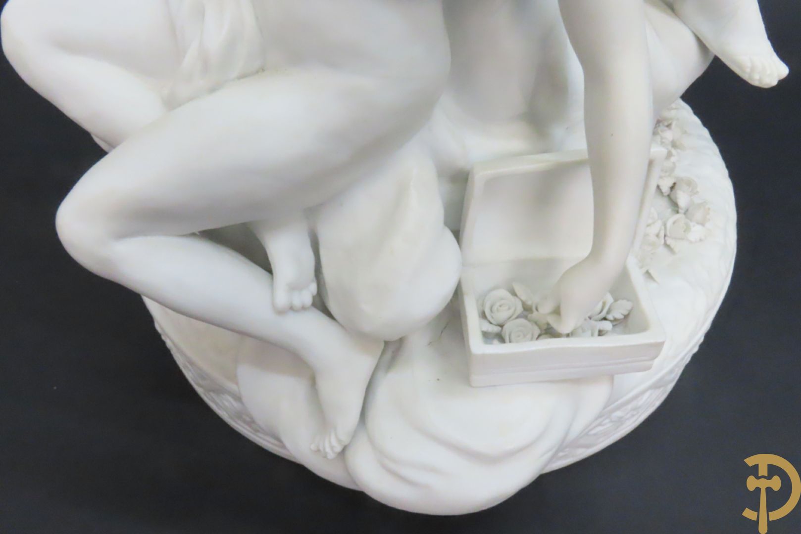 Porseleinen sierbeeld met 4 naakte dames en cupido bezet met bloemenkransen, Sèvres gemerkt