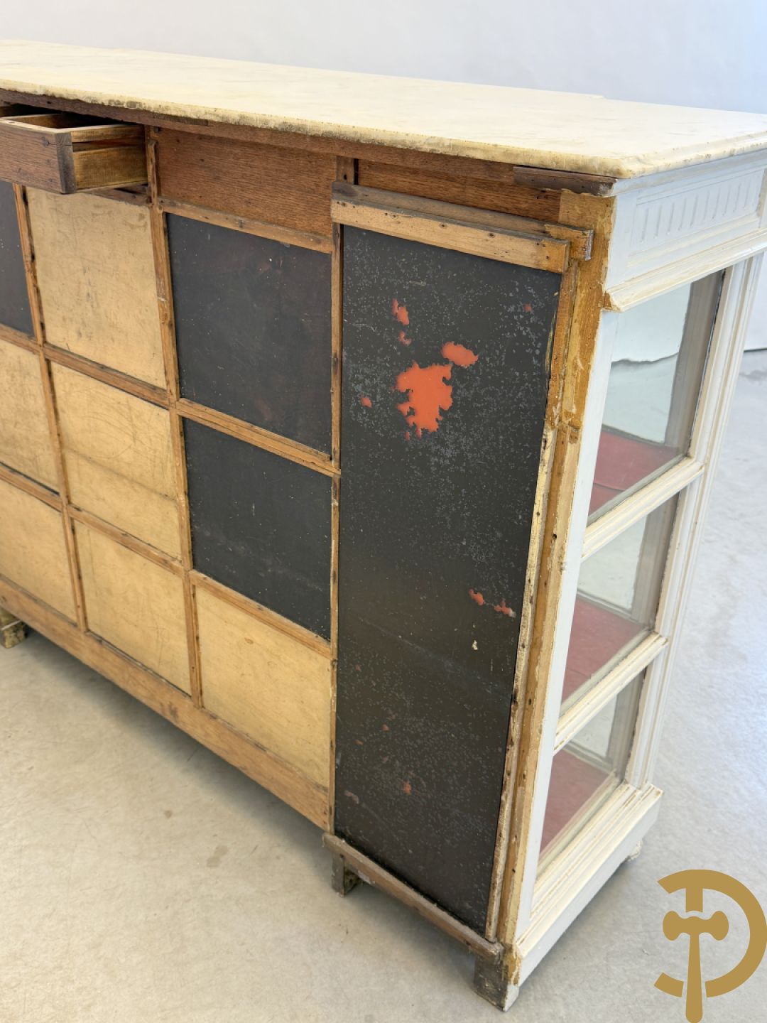 Louis XVI vitrine als toonbank met 2 deuren en 2 zijkanten - met wit marmeren blad