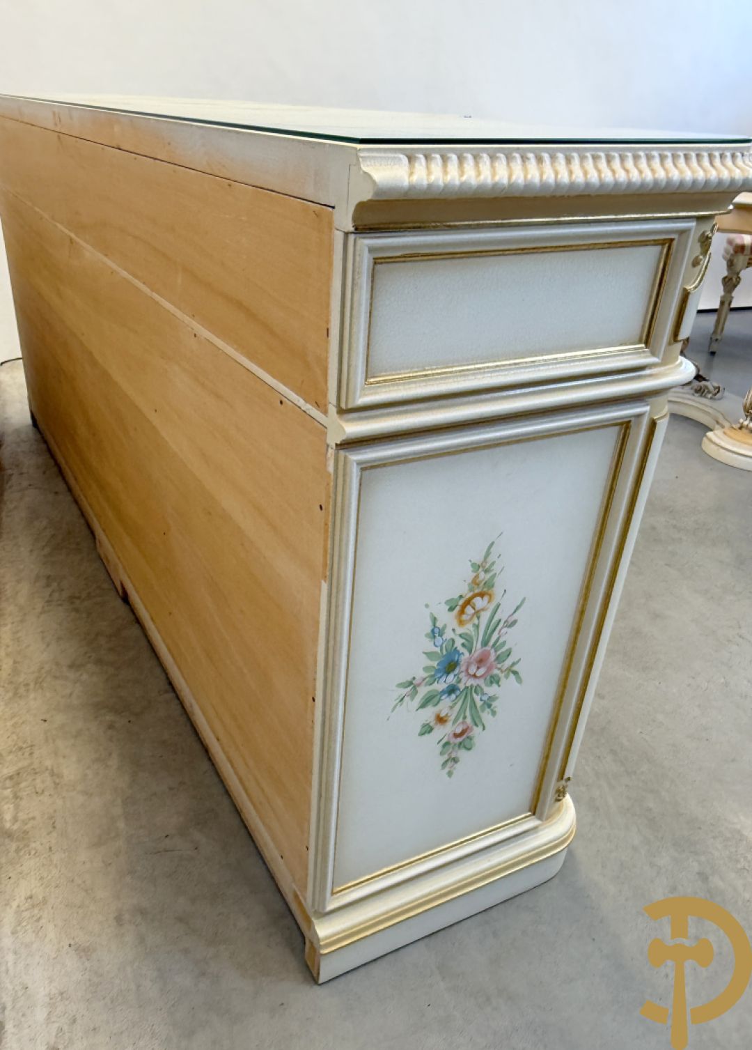 Italiaanse eetkamer met beschilderd bloemenmotief bestaande uit vierdeursdressoir met beschilderde bloemenmotieven, accanthusranken en glazen blad, tafel op gesculpteerde poten en 6 stoelen