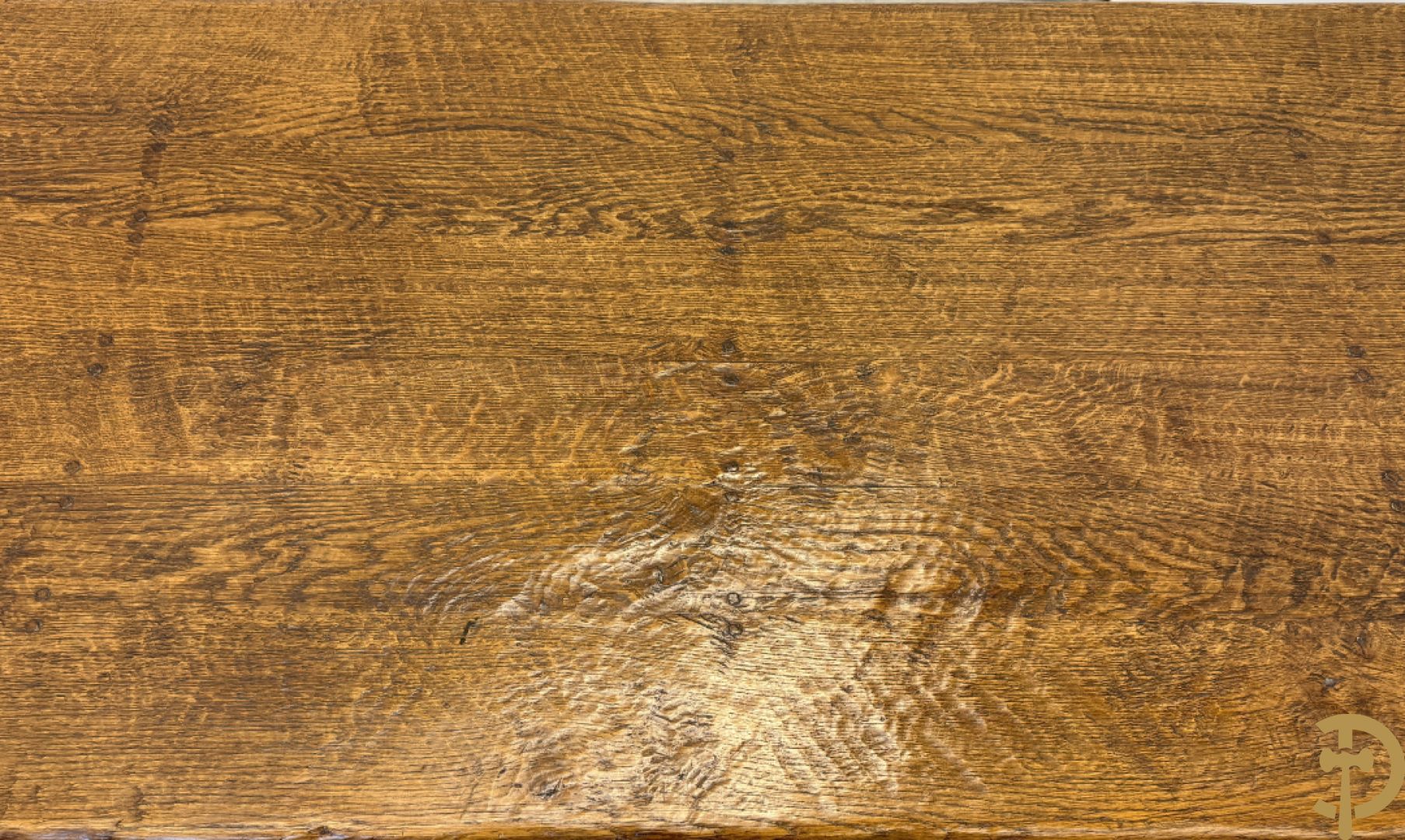 Massief eiken tafel met wangen en smeedijzer verbonden + 6 hoogleunige stoelen + 2 armzetels