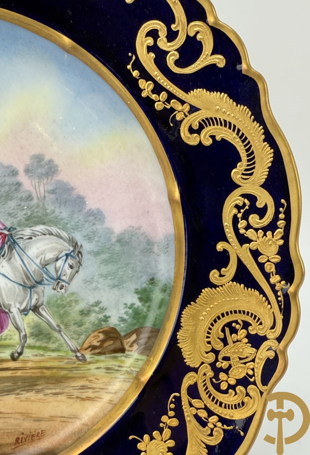 Paar porseleinen borden met ruitertafereel met vergulde omranding, getekend Rivière en Bourdier P., achteraan gemerkt met gekruiste pijlen