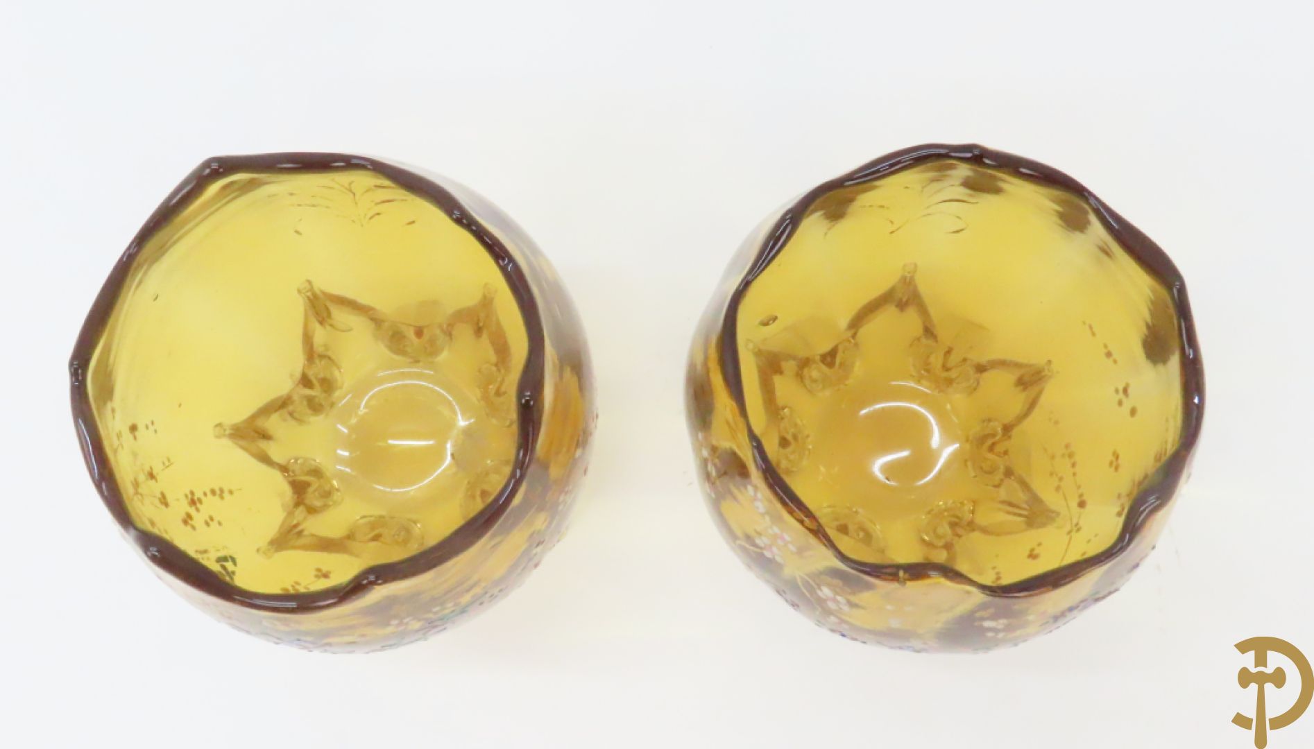 Mongeblazen glazen driestel bestaande uit centrale coupe met 2 oren, zijdelings met 2 eivormige coupes met gekleurd bloemendecor