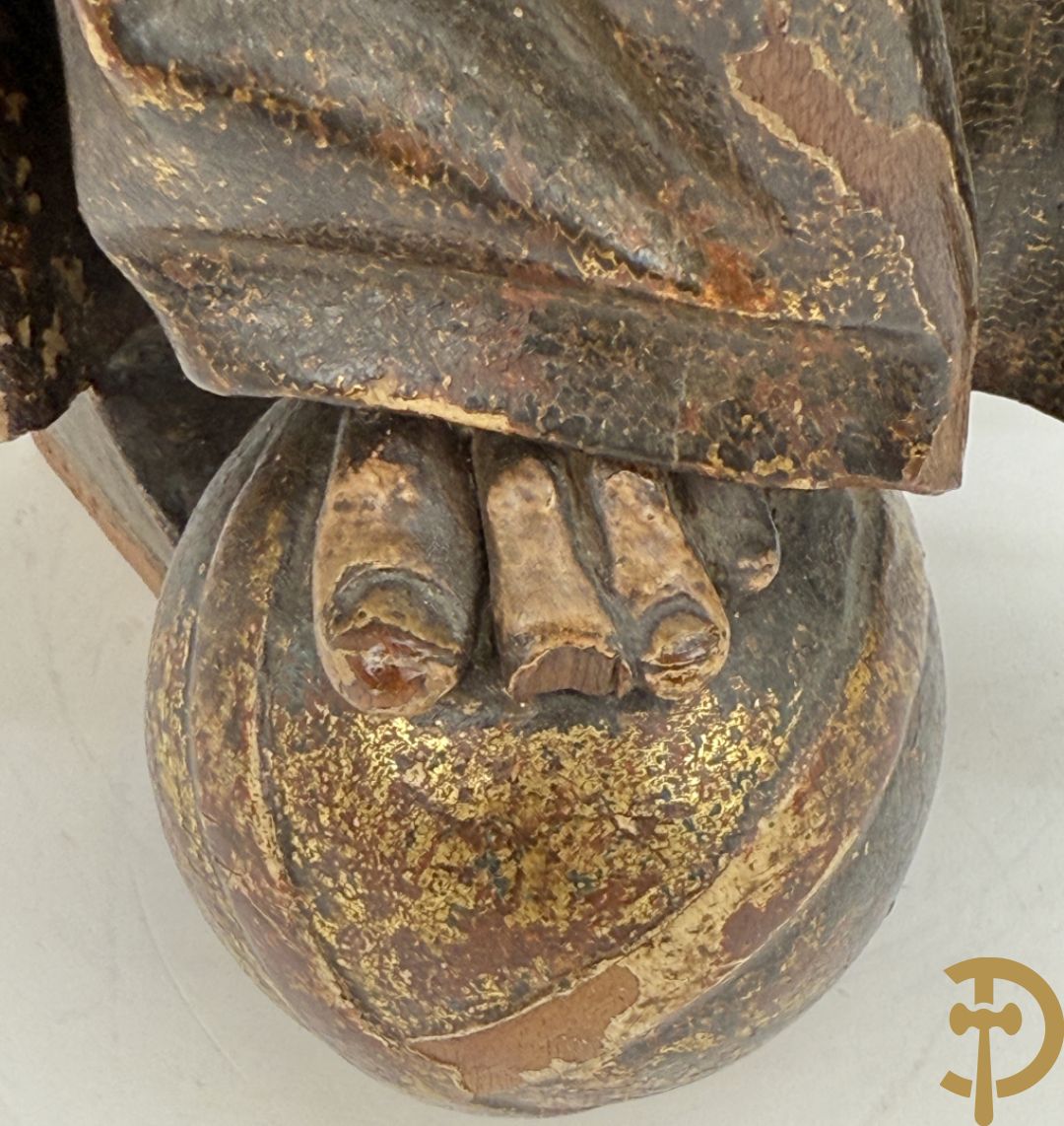 Gepolychromeerde houtsculptuur van Sint Antonius steunend met linkervoet op wereldbol