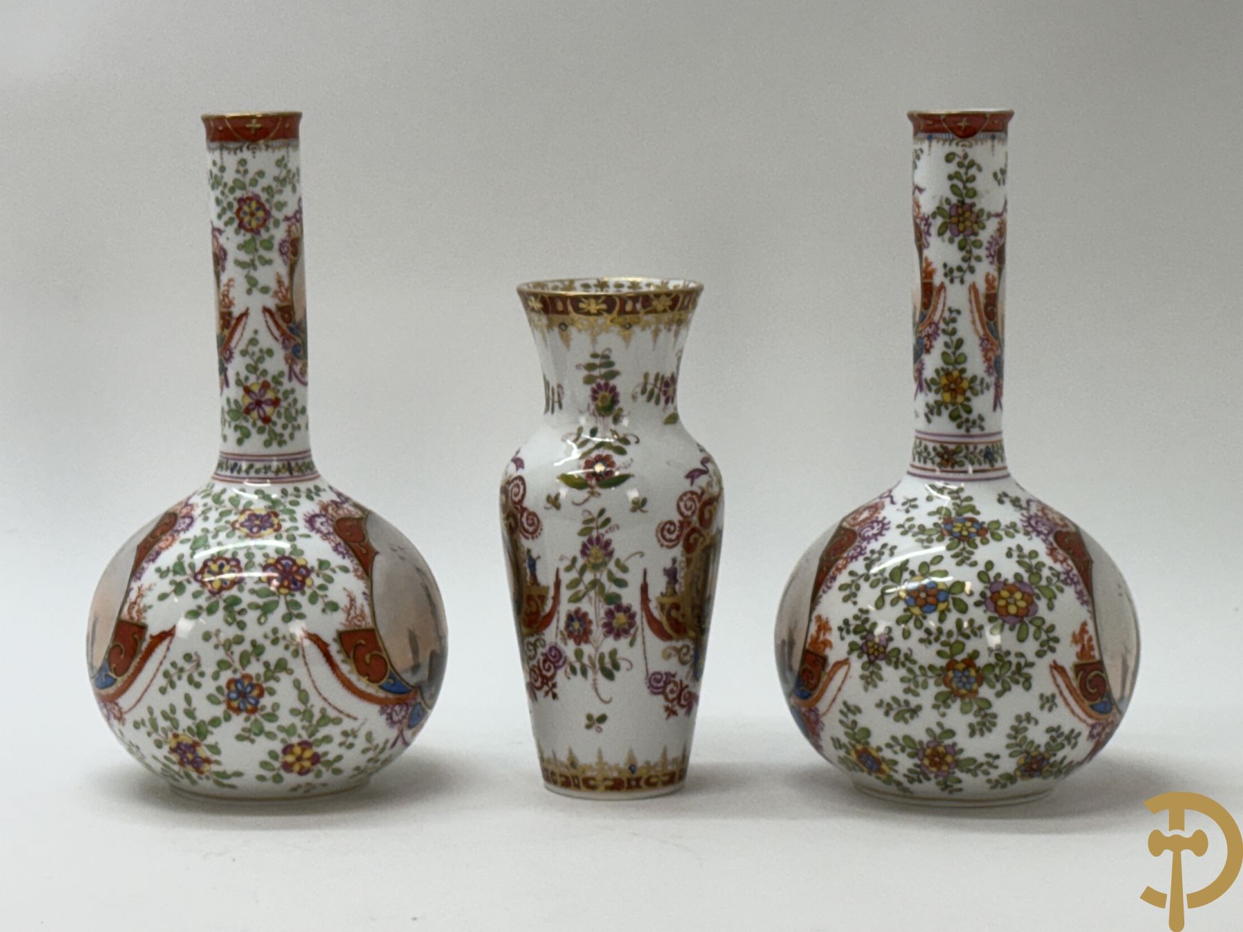 Paar kalebasvormige porseleienen vazen met antieke havenzichten + porseleinen vaasje met havenscènes, onderaan gemerkt