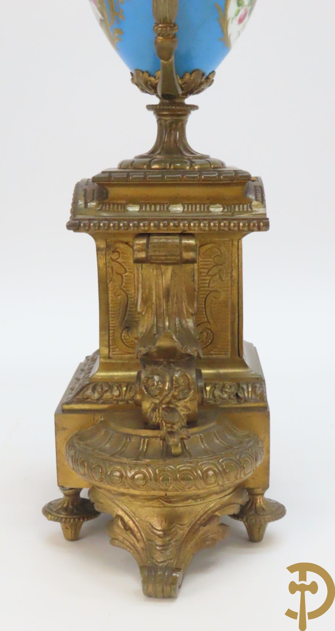 Driedelige bronzen garnituur bezet met Sèvres porselein bestaande uit pendule geflankeerd door paar cupido