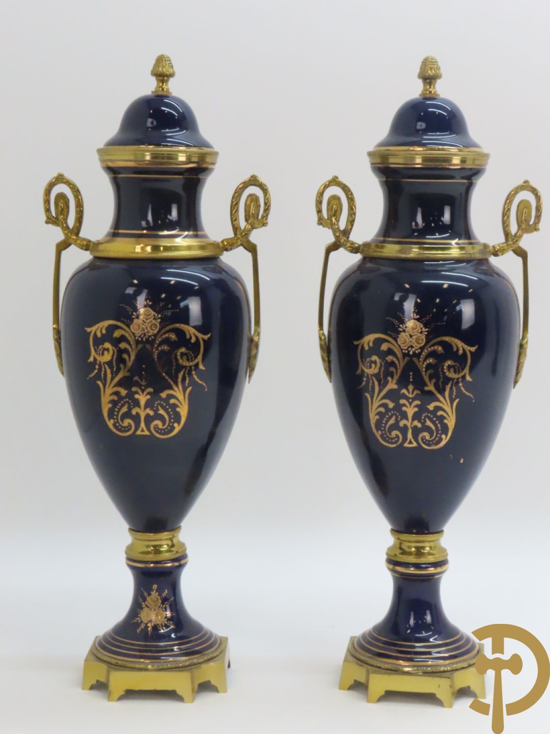 Paar kobaltblauwe dekselpotiches, Sèvres stijl