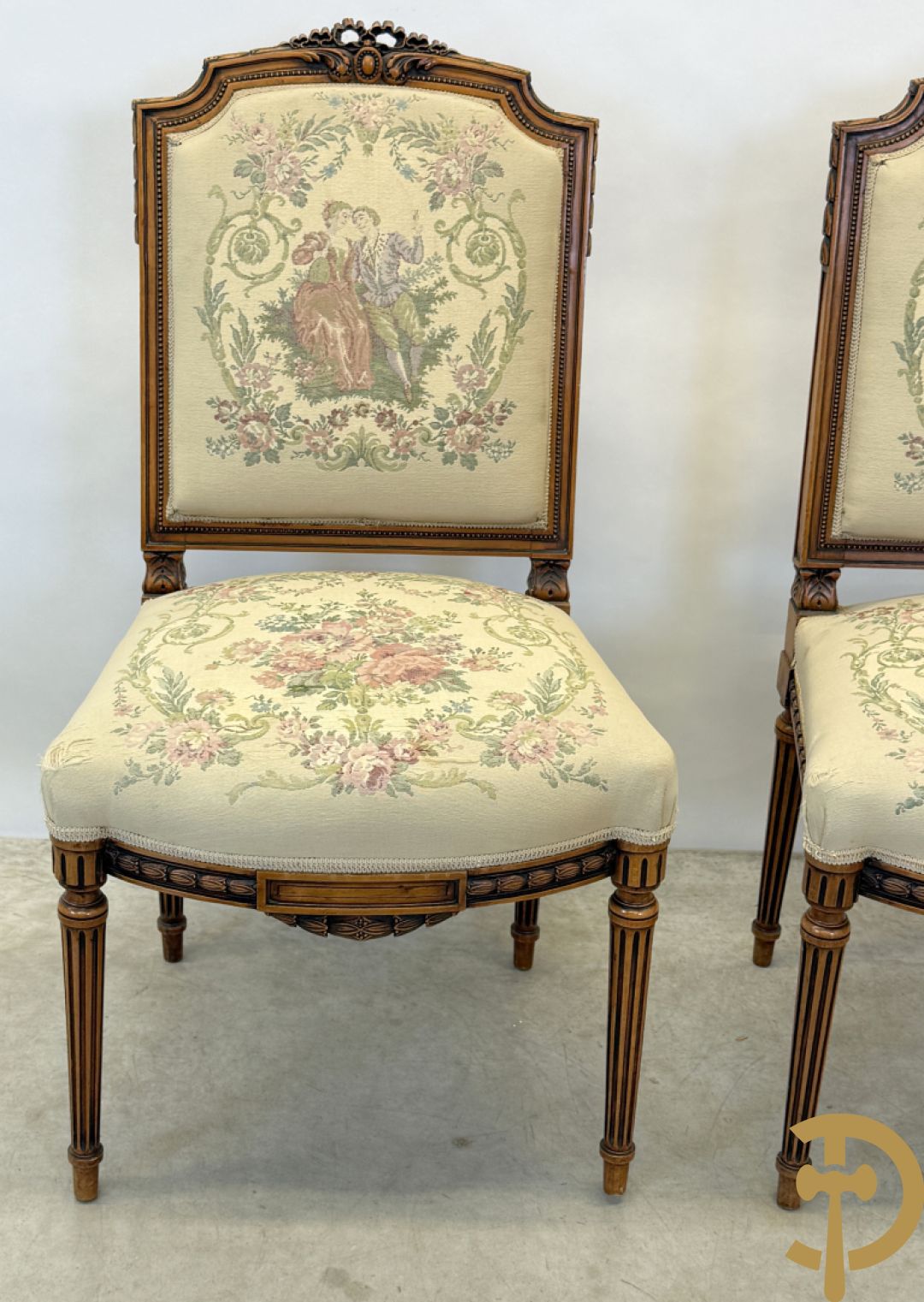 Vijfdelig notelaren Louis XVI salonensemble bestaande uit canapé, 2 armzetels en 2 stoelen