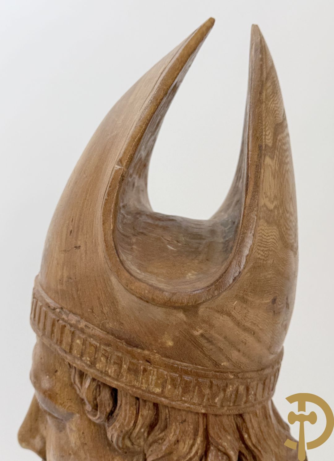 Houtgesculpteerde buste van Sint Elooi