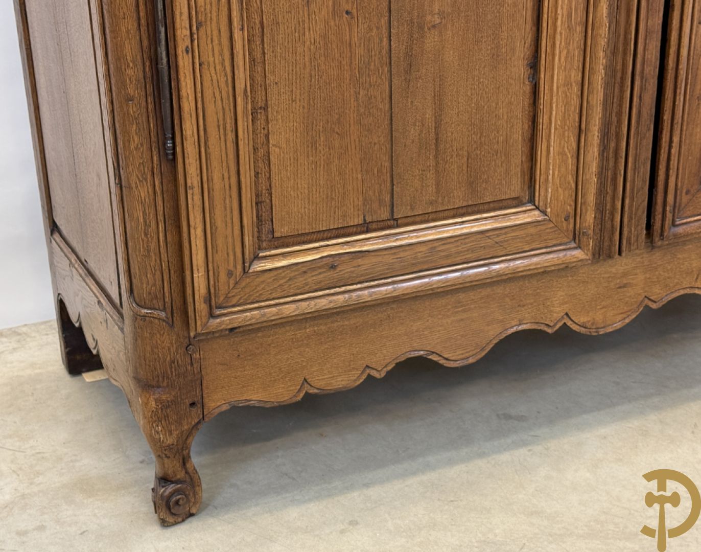 Massief eiken tweedeurskast met afgestoken panelen en gezwaaide moluren