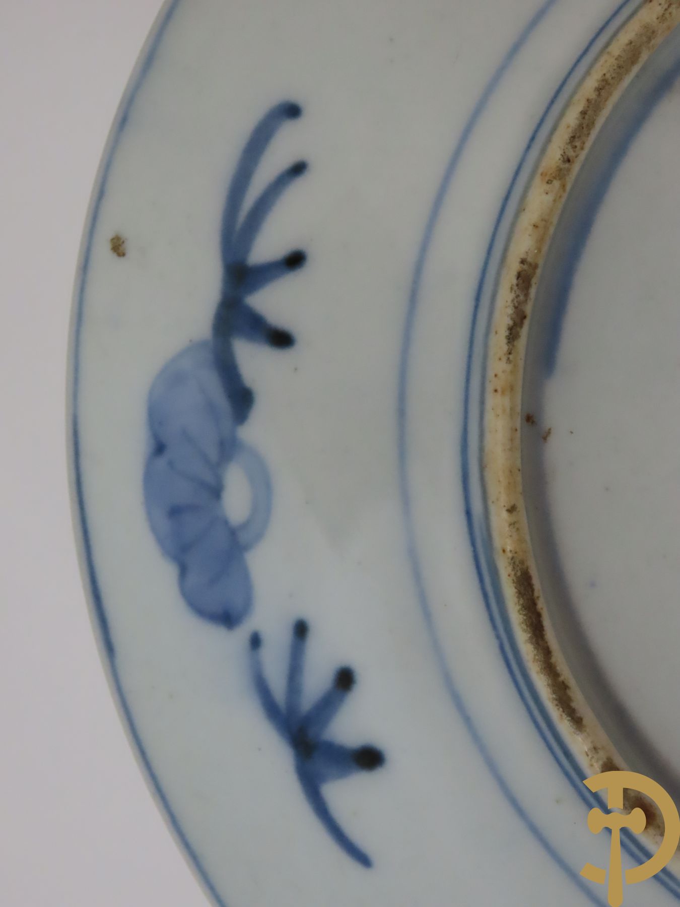 Acht Chinese porseleinen borden w.o. blauw/wit met bloemendecor, 2 blauw/witte borden, 2 Imari borden (1 met ster), 2 porseleinen borden met decor van bloemen in landschap en octagonaal bord