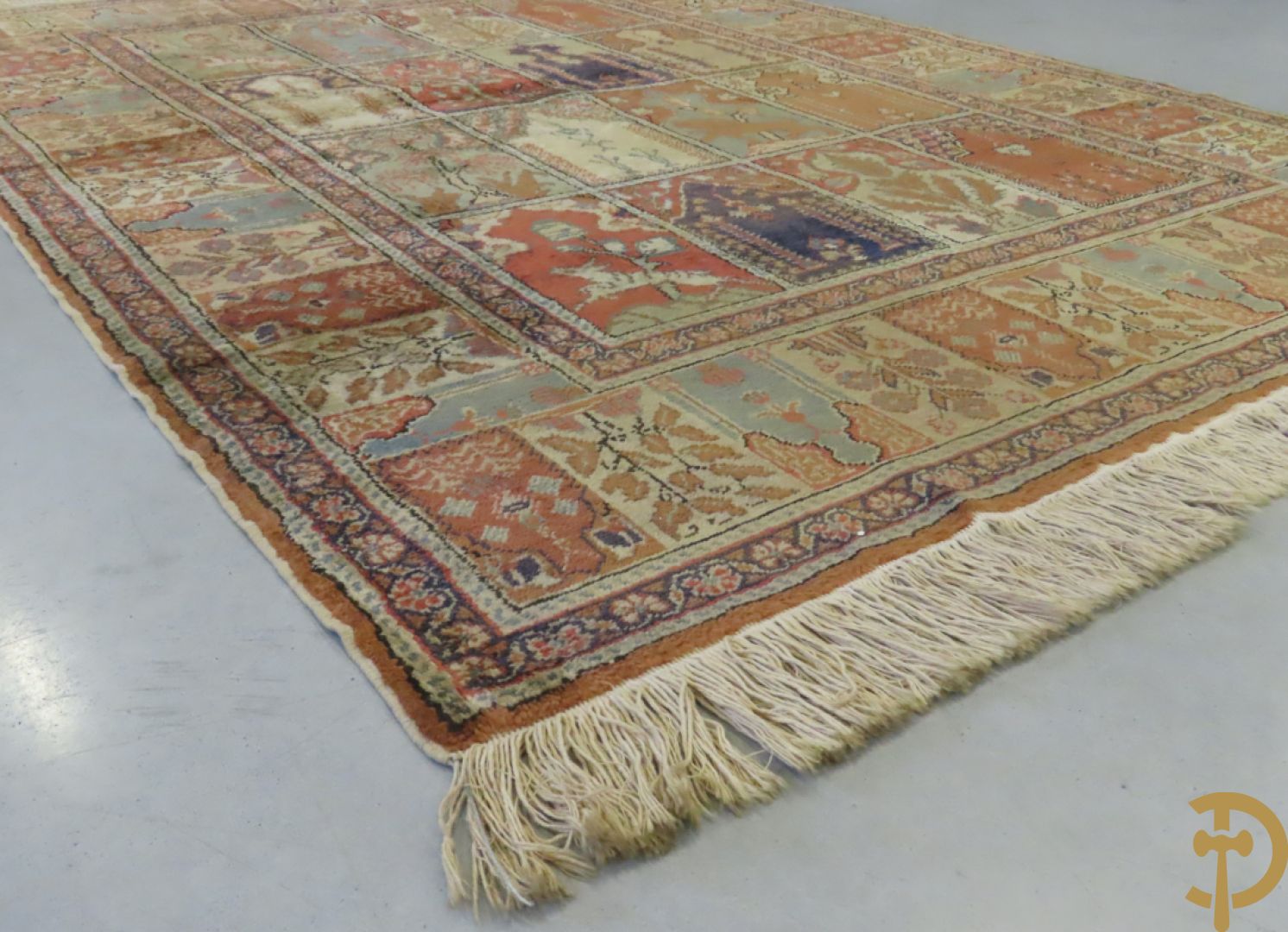 Oosters handgeknoopt tapijt met ruitvormige patronen met planten en dierenmotieven