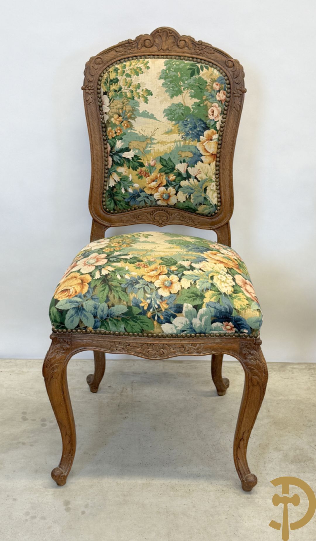 Vier eiken Louis XV stoelen met gebloemde stof en rocailles in de rug, op voluutvormige poten