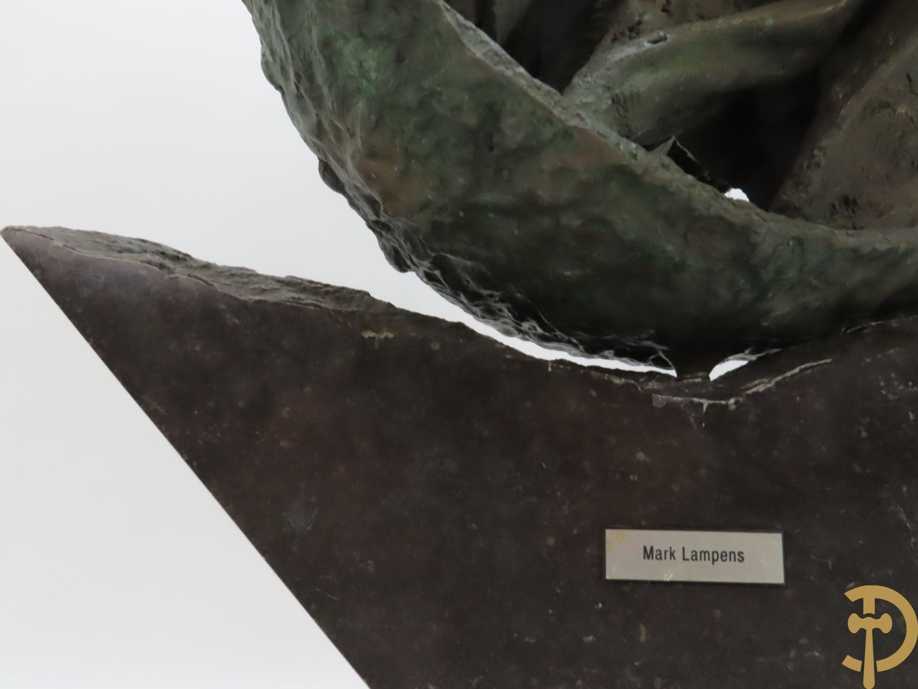 LAMPENS Mark getekend op arduinene sokkel - Kegelvormige bronssculptuur met grillig rolwerk