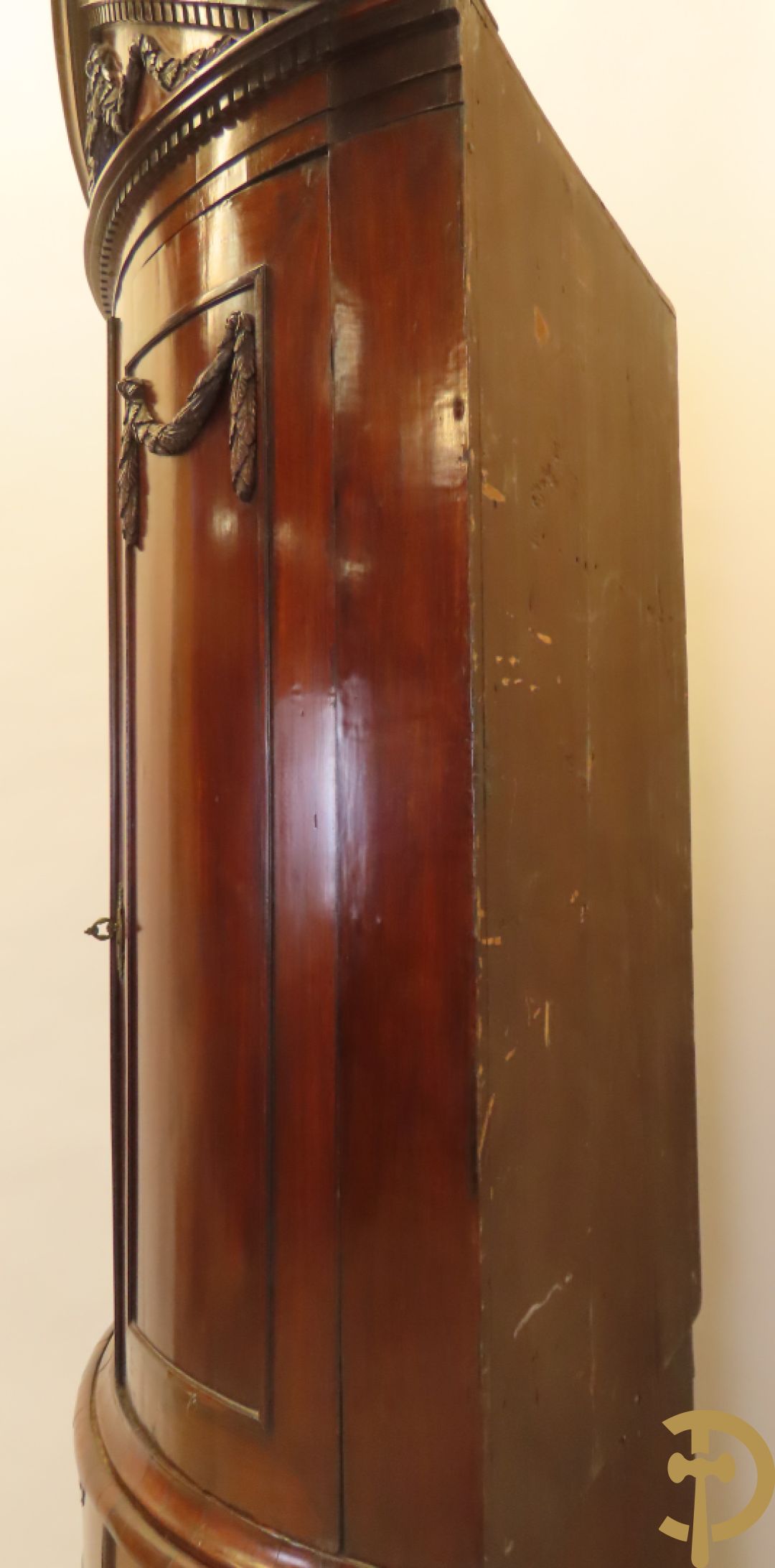 Mahoniehouten hoekkast met gebogen deuren - bovenaan met fronton en Louis XVI motieven, laat 18e