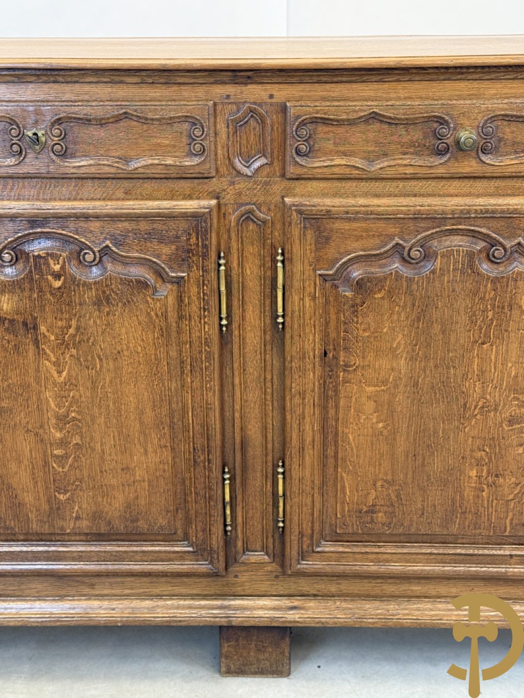 Eiken dressoir met 4 deuren, 4 lades en afgestoken Louis XV panelen