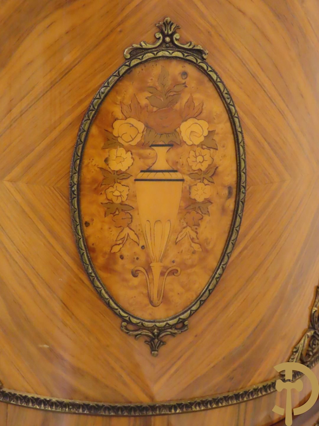 Notelaren eetkamer Louis XVI stijl bestaande uit vijfdeursdressoir met bloemenmarquetterie, bronsbeslag en wit marmeren blad, ovale uittrekbare tafel, 6 stoelen met leder bekleed en gegalbeerde vitrine met geslepen ruitjes