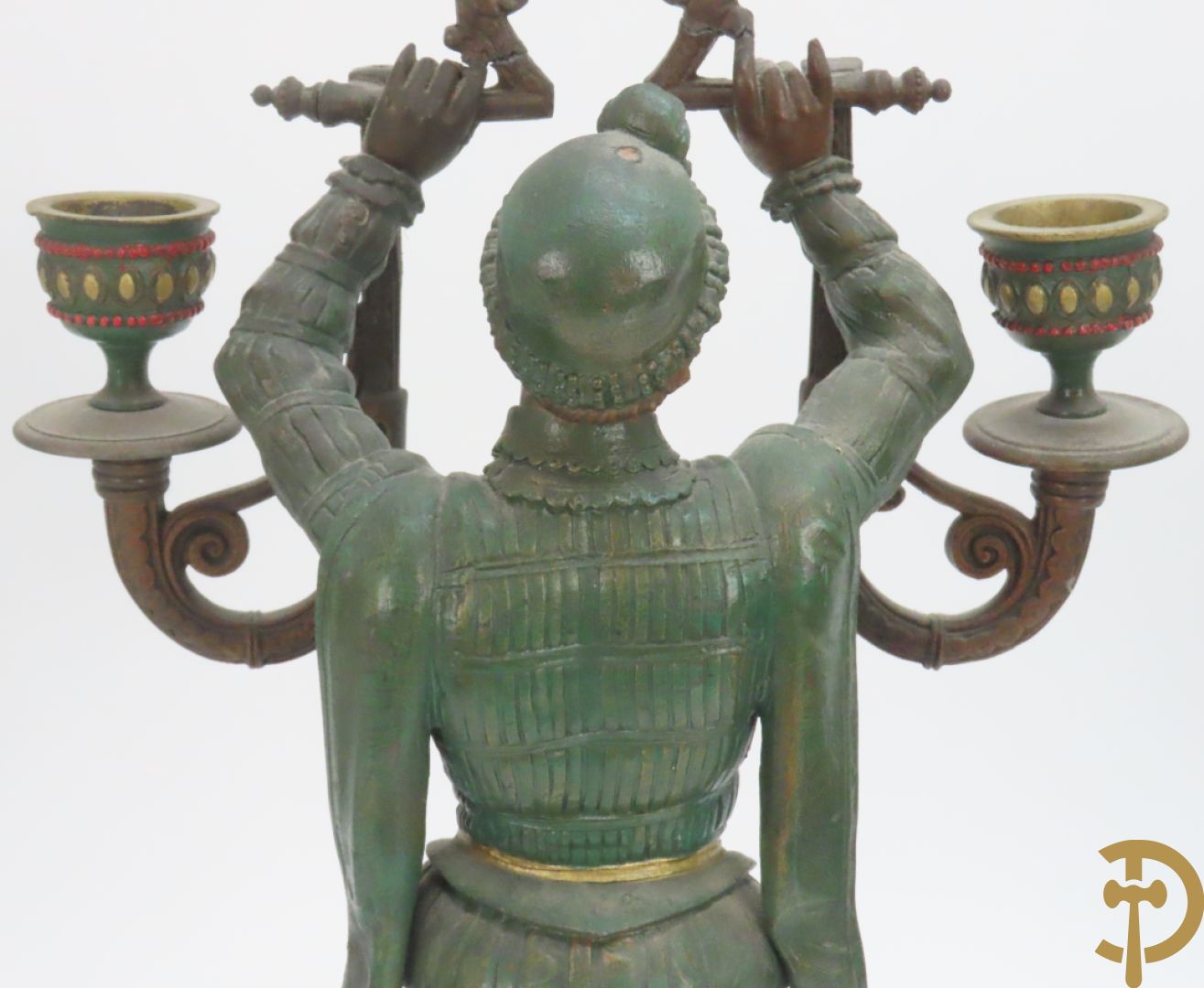 Driedelige kunstbronzen garnituur bestaande uit pendule met paar schakende edelheren, bezet met kariatiden - geflankeerd door paar driearmige kandelaars gehouden door 2 edelheren