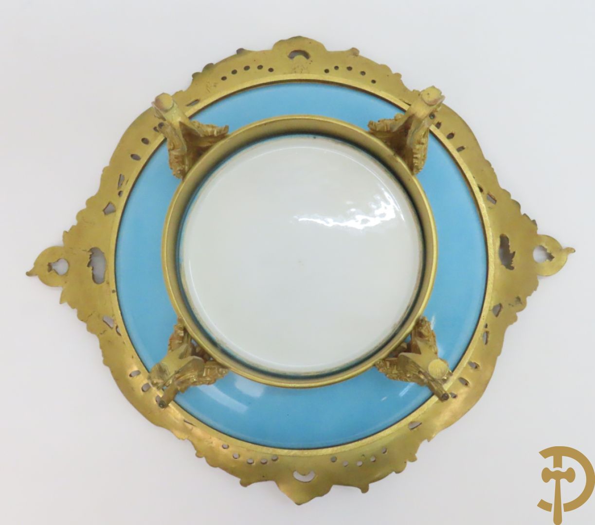 Porseleinen coupe met beschilderd decor van zittende dame met cupido in tuin, Richard getekend, gevat in bronzen houder