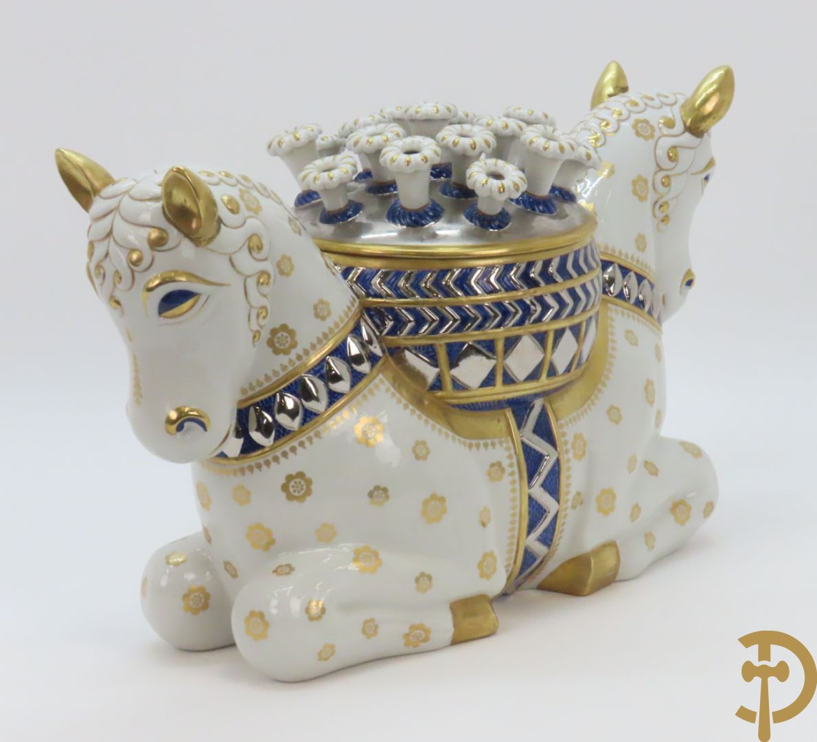 Keramieken beeld met 2 paardenkoppen, centraal met pique fleur, Italiaans, onderaan gemerkt Mangani