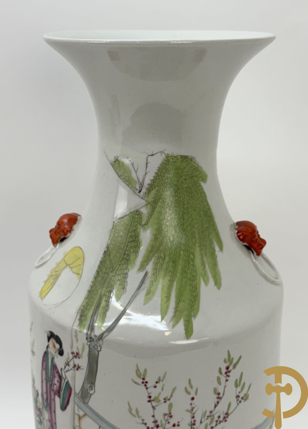 Twee rolvazen met bloemen- en vogeldecor + dekselpotiche met vogeldecor + Chinese vaas met decor van dames en kinderen