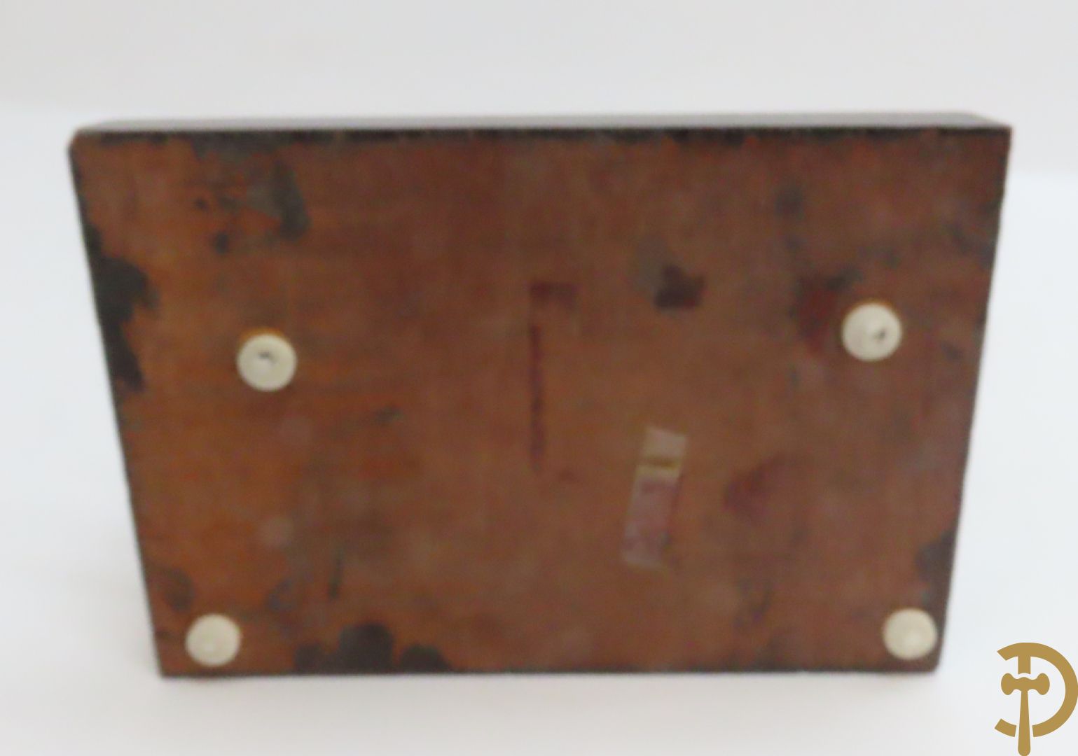 Orientaalse kopersculptuur van driekoppige olifant met boedhisatsvat + koperen boedhistische figuur met snaarinstrument