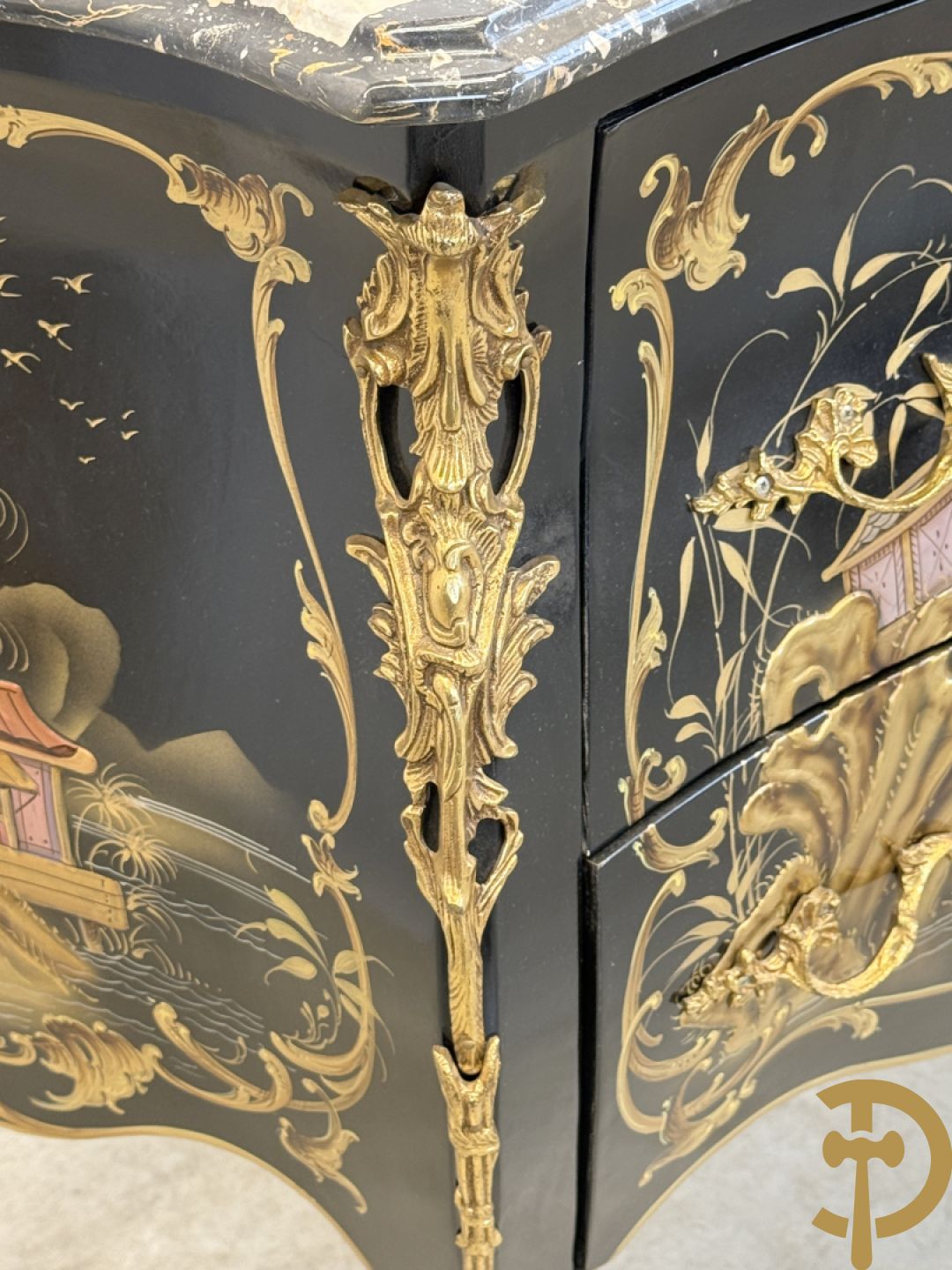 Zwartgelakte gebuikte tweeladencommode met Chinoiserie decor en marmeren blad