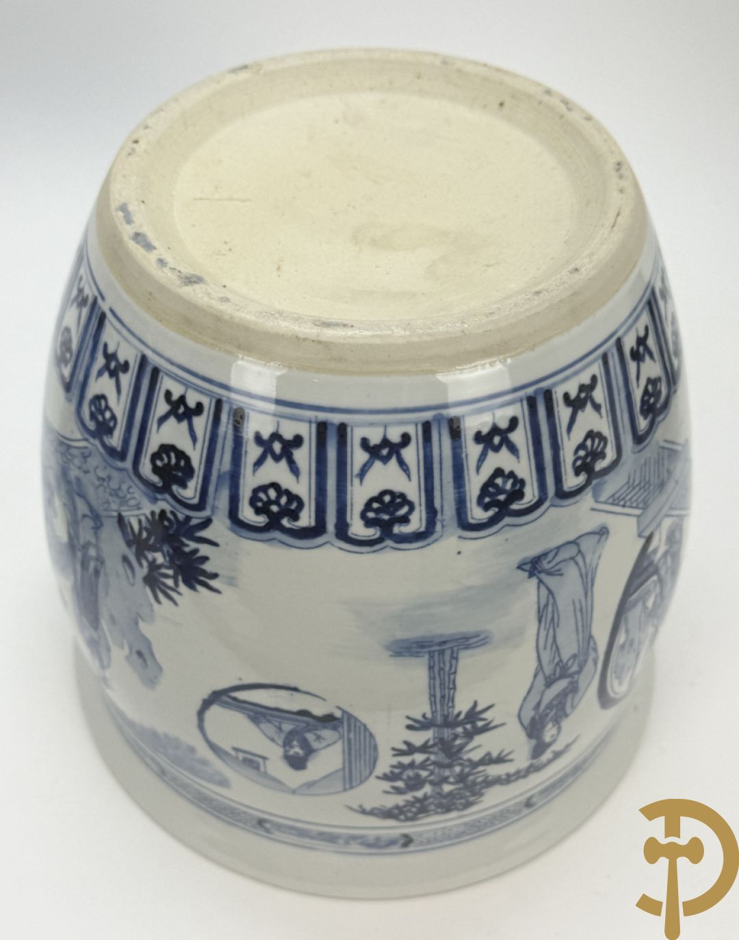 Twee blauw/witte cachepots met geanimeerd landschapsdecor op houten sokkels