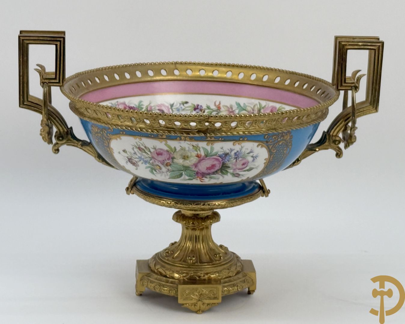 Porseleinen coupe met centraal tafereel en omringd met bloemendecor, gevat in bronzen houder