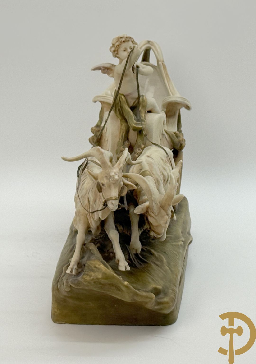 Royal Dux beeld van cupido met 2 rammen op carosse