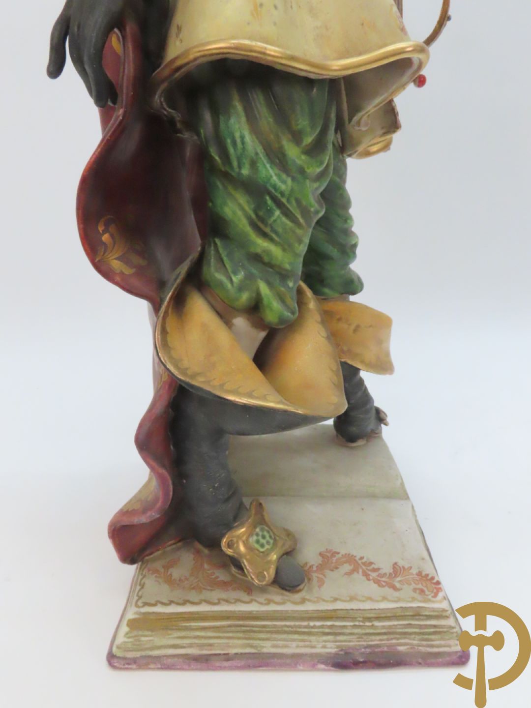 Twee Italiaanse beelden in meerkleurige faience, Cirano de Bergerac