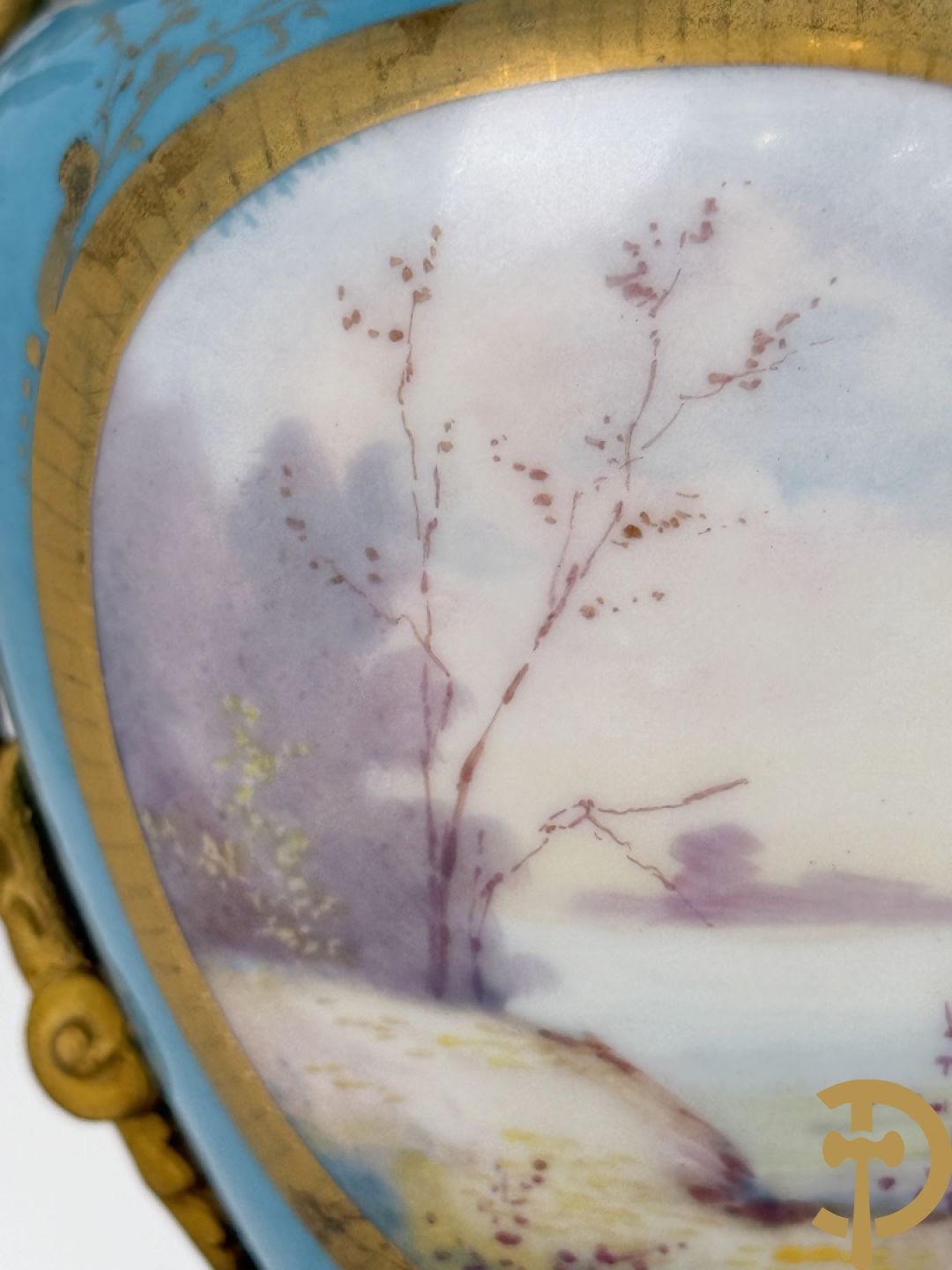 Paar Sèvres cassolettes met handbeschilderd romantisch decor van dame met cupido en landschapsdecor - met vergulde bronzen vierarmige kandelaar, Feccotte V. getekend