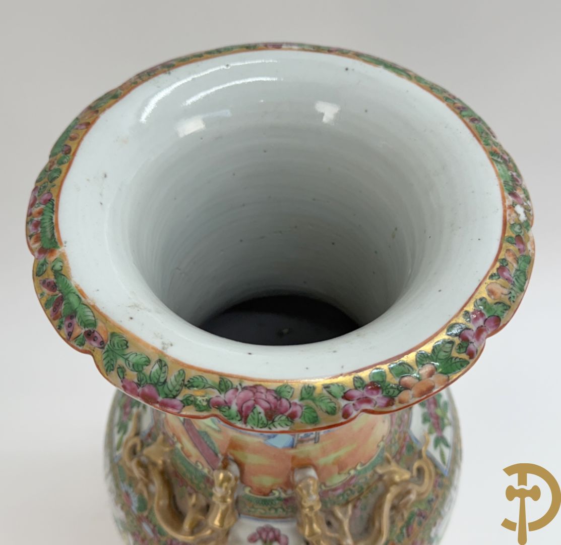 Chinese porseleinen Kanton vaas met geanimeerde taferelen en natuurdecor