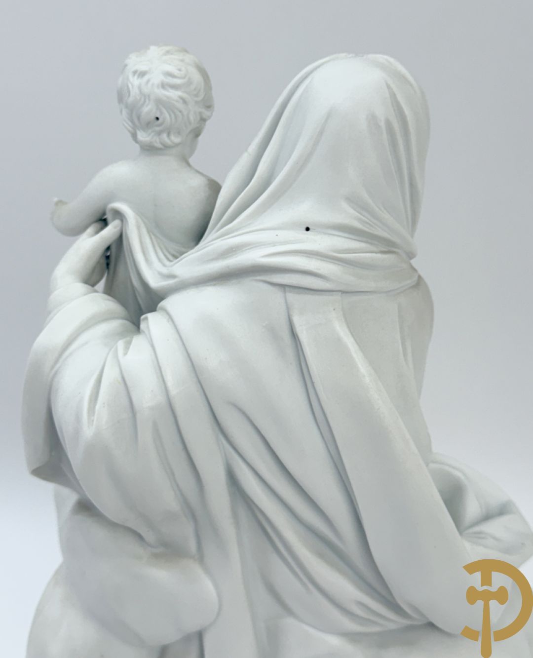 Boizet getekend, witte biscuit van Madonna met kind steunende op slang, gemerkt Sèvres, op vergulde sokkel