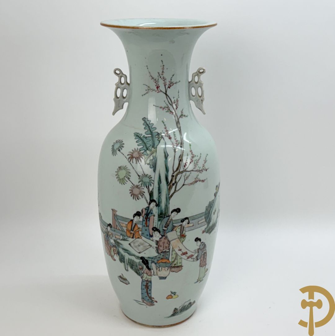 Chinese porseleinen vaas met decor van dames in landschap