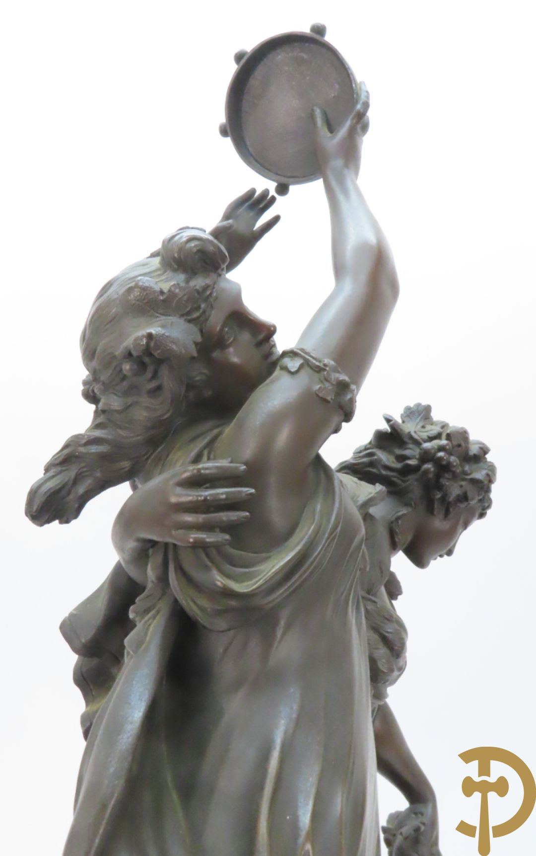 CLODION getekend - Paar elegante bronzen dames met tambour en fruit, geflankeerde door jonge faune, op marmeren klokstel - opgebouwd als garnituur met 2 kandelaars met bronzen kindjes dragende een toorts met bloemen en kaarsen