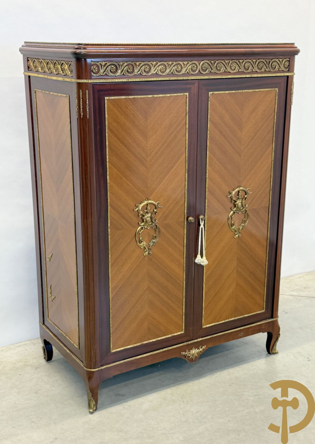 Notelaren tweedeurskast met bronsbeslag